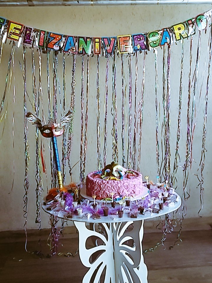 bryanvidatitia's tweet photo. Parabéns amiga você merece!@jeehloiiiira #festasurpresa #monicaarrasa #bdaydaloira #blocodajeeh #amodemais#prasempre https://t.co/aIuVQqJQ0t