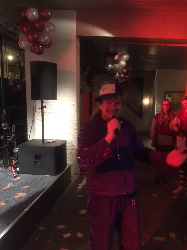 cvdevrijbuiters's tweet photo. Johnny Purple oude jaarlijkse @cvdevrijbuiters maandagmiddag dweiltocht!! Wat een feest!! 🎉🎉🎉🎉🎉🎉 https://t.co/LsGVICbdsu