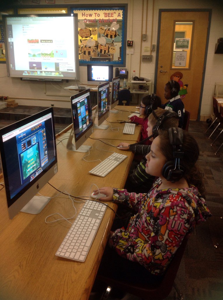 Fossum1stGrade's tweet photo. The more we practice the better we get! 1st graders are practicing their mouse skills with clicking practice games. https://t.co/Gojun0S7DI