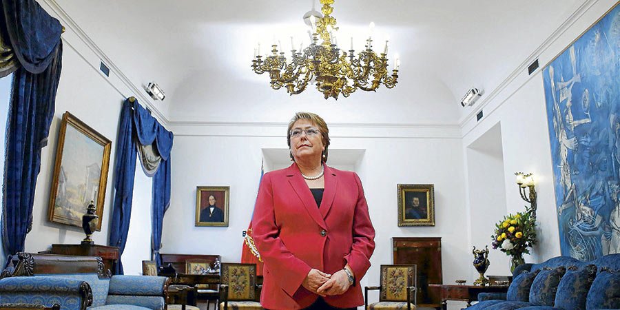 latercera's tweet image. Gobierno descarta fin publicitario de documental sobre Bachelet y lo califica como "archivo" lt.cl/Y5vN1