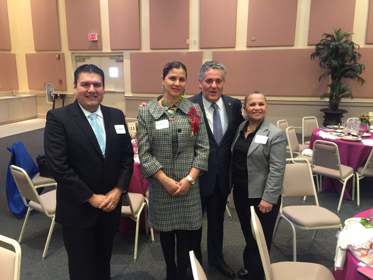 Alex3Dalexz's tweet photo. Los Cónsules Juan Sabines G y @rnicolasv acudieron a #HeartsforHope con Sister Ann fundadora de #HopeCommunityCenter https://t.co/dI026q6X8s