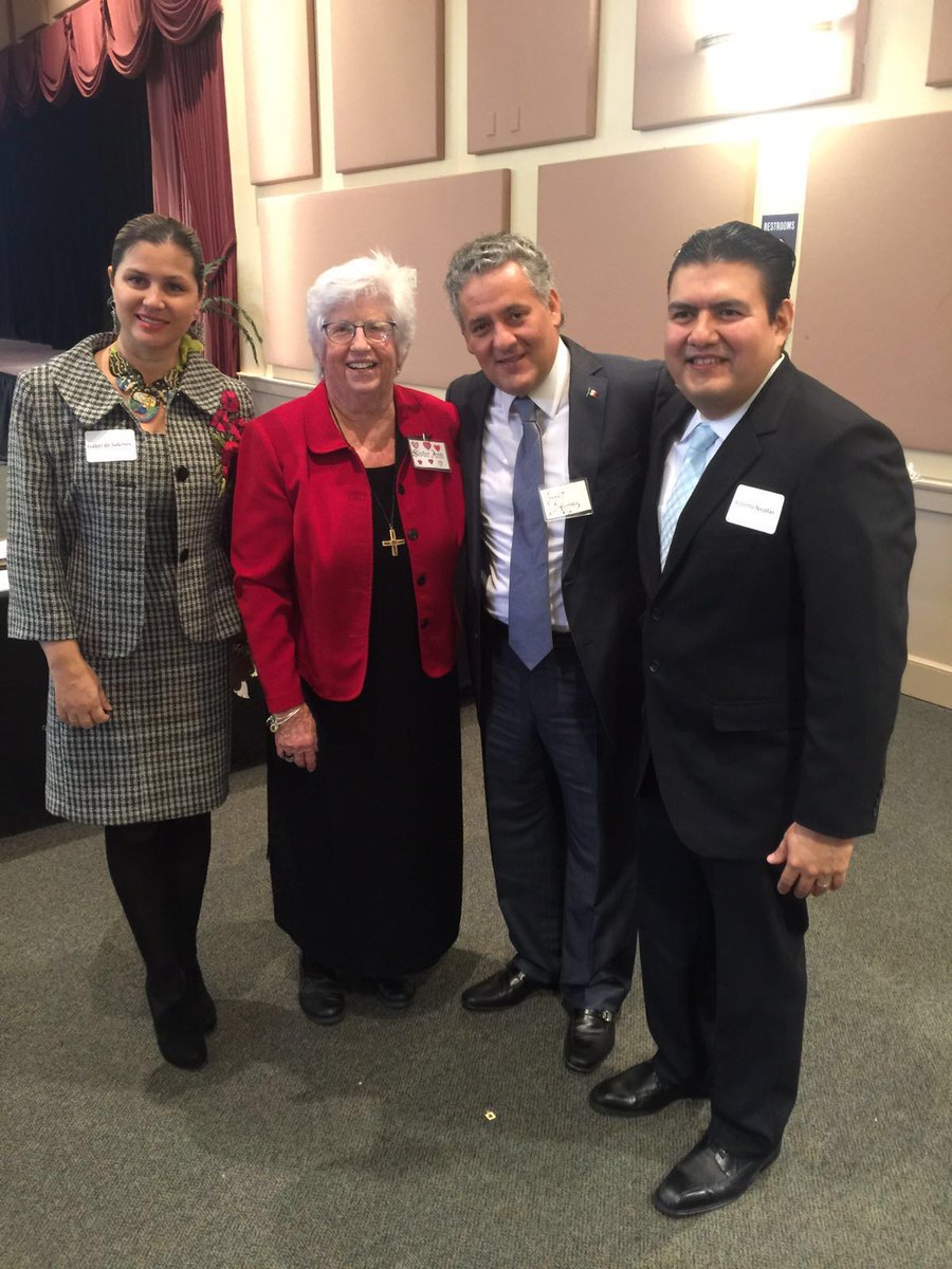 Alex3Dalexz's tweet photo. Los Cónsules Juan Sabines G y @rnicolasv acudieron a #HeartsforHope con Sister Ann fundadora de #HopeCommunityCenter https://t.co/dI026q6X8s
