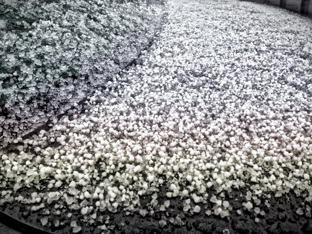 tkonz's tweet image. And now the car looks like it's covered in Dippin Dots ice cream ❄️ #Louisville #snowpellets