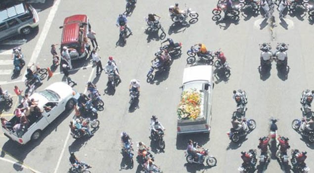 DiarioTalCual's tweet photo. EL HAMPA TIENE EL PODER. Los velorios armados paralizan barrios enteros en Venezuela. https://t.co/Fsc7lWcGHm https://t.co/eNgXG6L3qJ