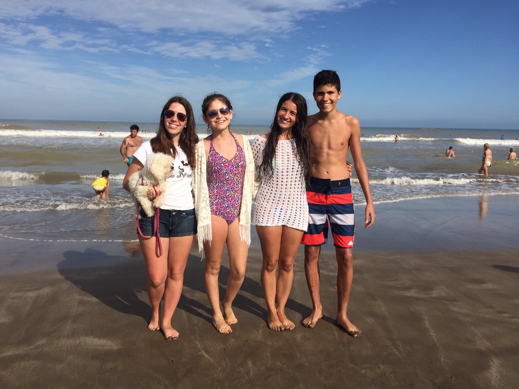 KAROL SEVILLA on Twitter: "Con mis amigos disfrutando de 