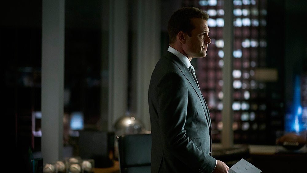 UKTVPress's tweet photo. BRAND NEW! Suits on @Join_Dave at 10pm, don't miss it! Find out #WhoSoldMikeOut tonight, just days after US. https://t.co/77UboaOD8W