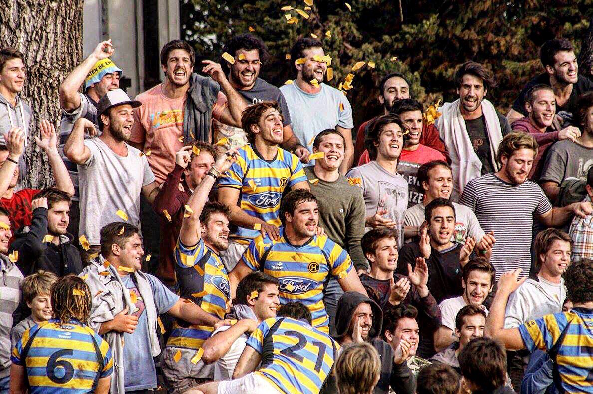 Club_Hindu's tweet photo. Los jugadores y la hinchada. Mañana comenzarán la pretemporada en busca de más momentos como éste.
#VamosTorcuato. https://t.co/O0GtDFjUUF