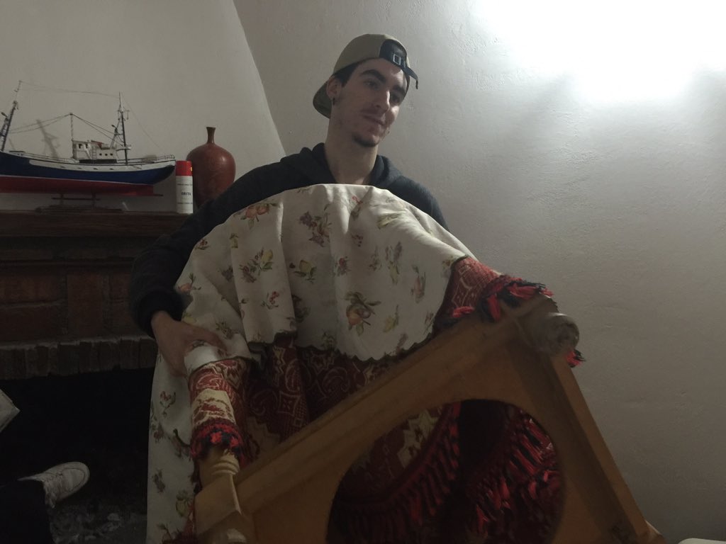 JunXxad's tweet photo. ¡Niño, quita la mesa! https://t.co/9rg1nguE7b