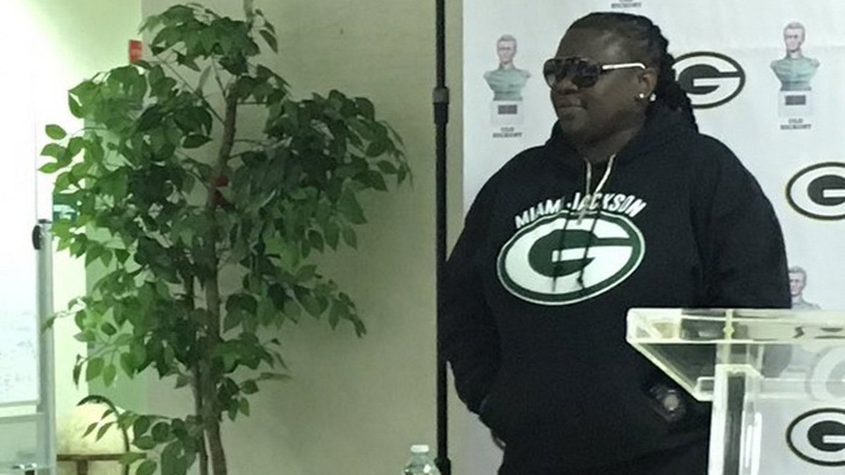 #BREAKING Miami Jackson High School hires first female head football coach in state history bit.ly/1nTCcxM?utm_me… https://t.co/xj2JYQlgJh