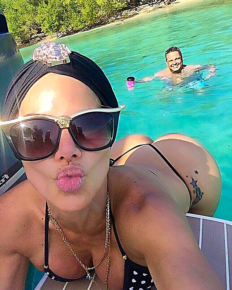 DelizaRod's tweet photo. Feliz carnaval ! Disfruten pero cuídense 🔥 https://t.co/YbmsbmVVET
