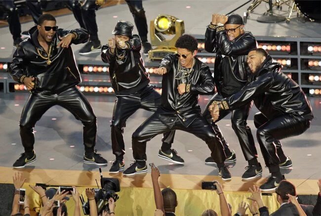 FAIZON95's tweet photo. @BrunoMars, quien ayer se presento vestido de @Versace en el medio tiempo, ¿les gusto? https://t.co/x0Ir5M4QLi