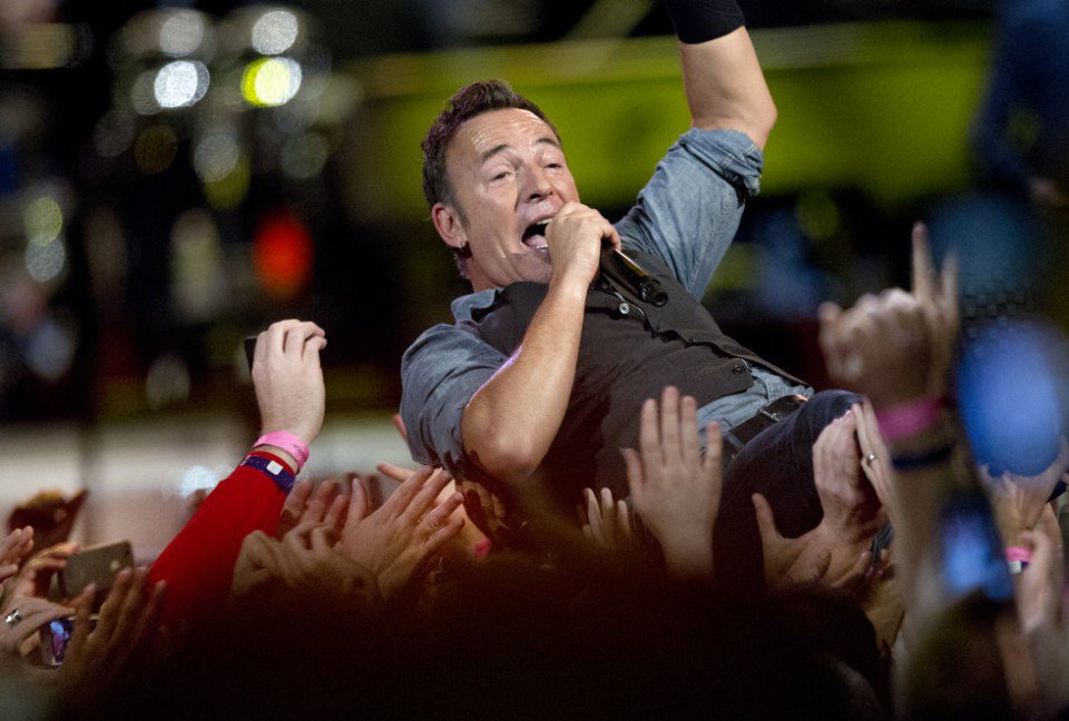 Oregonian's tweet image. Bruce @Springsteen at the @ModaCenter is official, tickets on sale Friday #PDXShows bit.ly/1PKHkPE