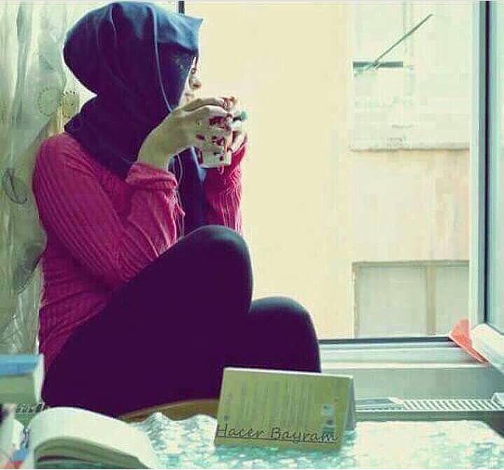 حين ابلغ العشرين ابقى محتصرة بزواياها الى ساعة الصفر ؛ لان انثى مثلي لاتُكهَل ابقى اتأرجح بين الطفولة والفتنة.