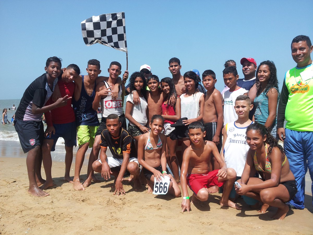 Alimentar_Anz's tweet photo. Presidente del #IAMDER @estalvarez3 en Playa Pepe Caicara #CarnavalBna2016 con Deporte y Recreación #EnDesarrollo https://t.co/QhSOGagBlr