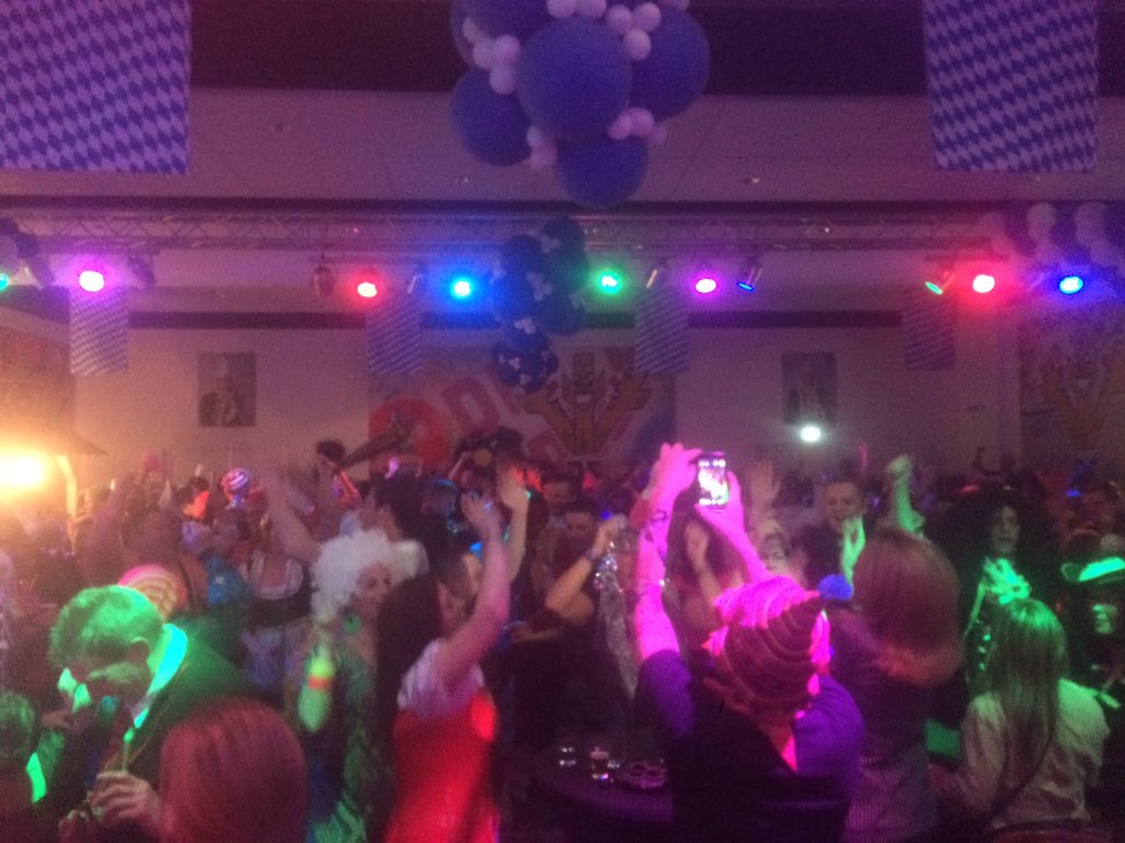 Wat is #carnaval2016 toch mooi!   Dankjewel <a href="/DominicGraat/">Dj Dominic Graat</a> en <a href="/DeHeerenVan/">De Heeren Van</a> voor dit feestje!