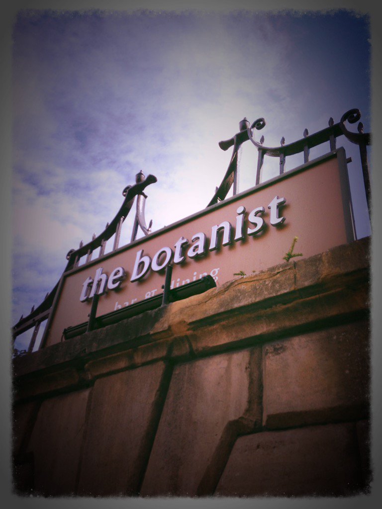Warren3009's tweet photo. Great afternoon performing @BotanistBristol yesterday 👍🏻 #magic #restaurant #Bristol https://t.co/5YZaiyQsDG