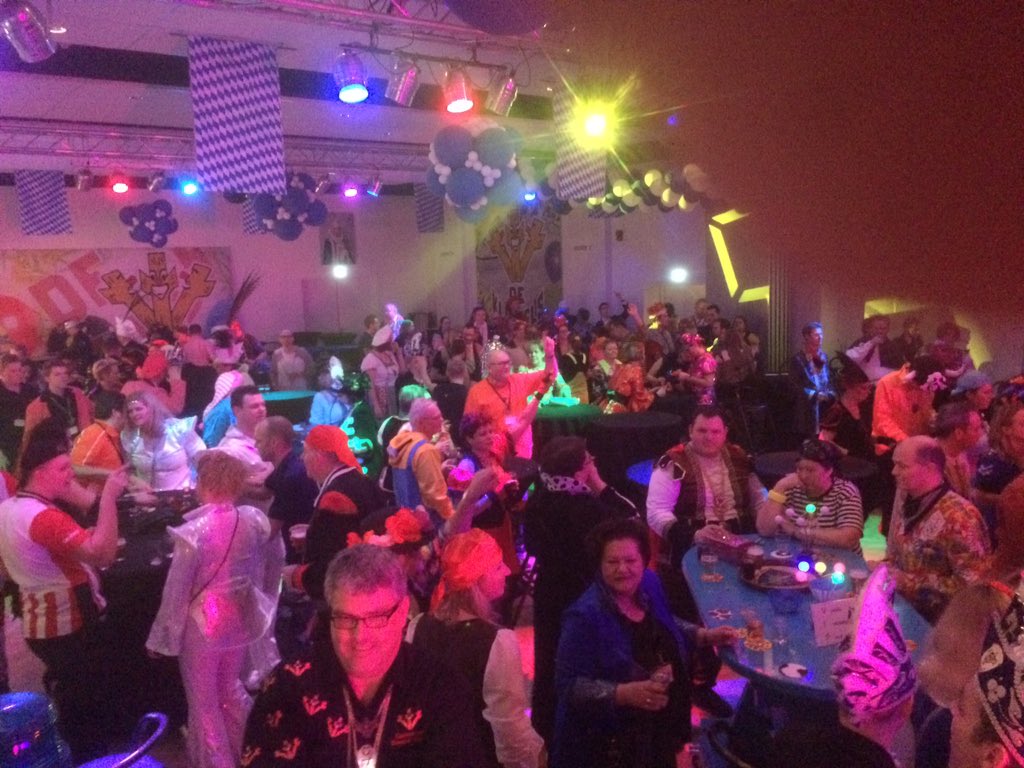 Wat een fantastische avond met <a href="/DominicGraat/">Dj Dominic Graat</a> en <a href="/DeHeerenVan/">De Heeren Van</a>! Nog steeds keigezellig in @degeseldonk