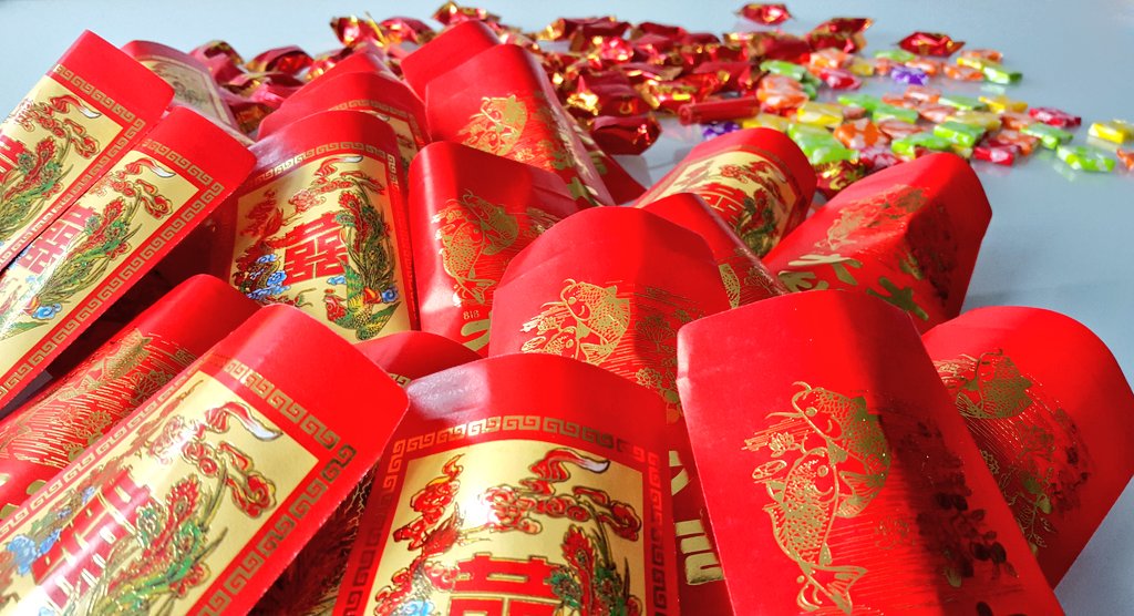 EatnMingle's tweet photo. #HappyChineseNewYear! Packing these red envelopes with goodies for tonight's #eatnmingle evebt @KinkaIzakayaTO https://t.co/yLOd5GbUGH