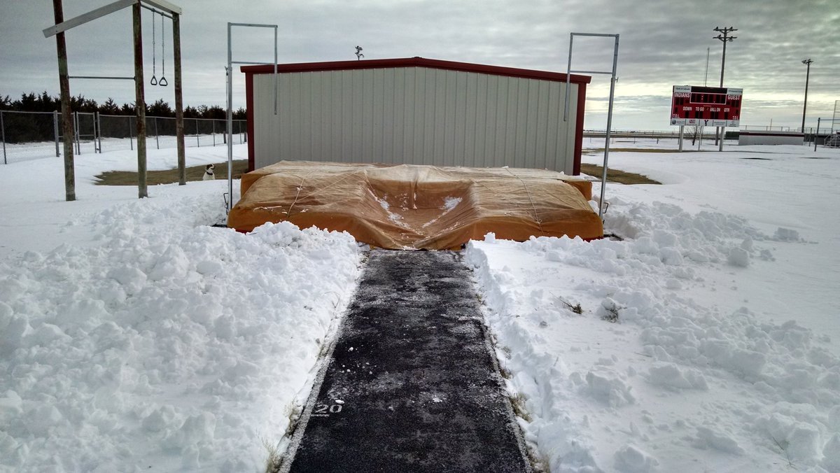 jacklubbers's tweet photo. Colorado vaulting...gotta love it! #vaultermagazine #YumaVaultAcademy https://t.co/jC98FyJZ6z