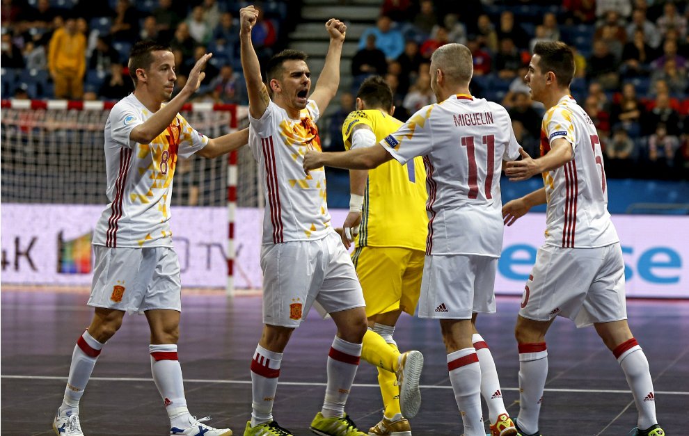 marca's tweet photo. Ni Portugal ni Ricardinho pueden con una España semifinalista https://t.co/jkylTjhe7U #FutSalEURO #Aporla7 https://t.co/vUaMIByD1y
