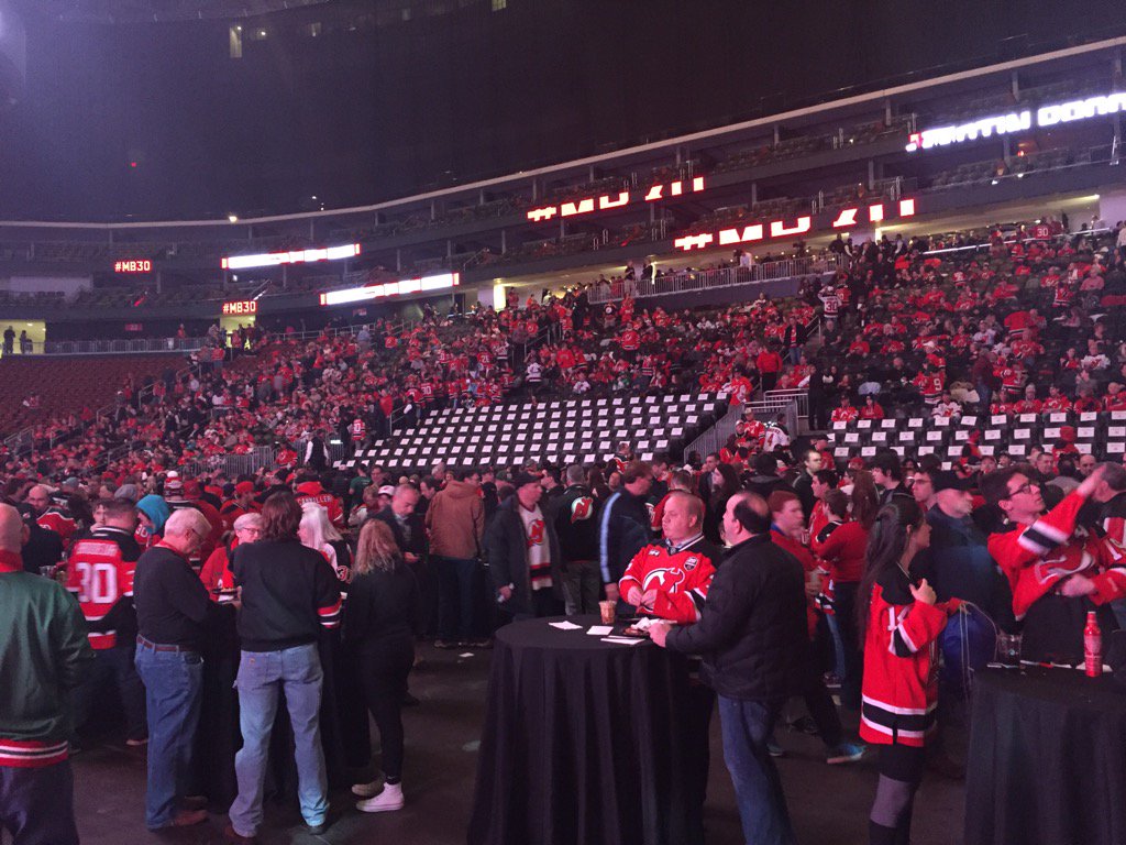 Huge crowd on hand at The Rock to get first glimpse of 'The Salute'. Approximately 3,000.