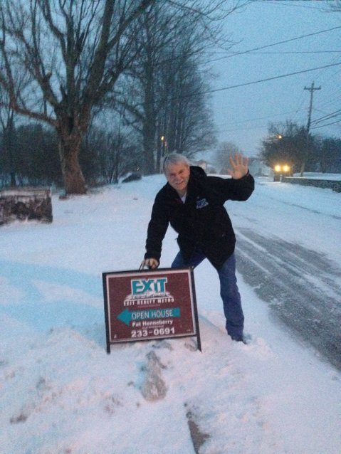 PatatExit's tweet photo. Open house (igloo) tonight. Working hard to sell this place. Man it's blowing . Contact me if you want yours sold. https://t.co/XIXJqor2TJ