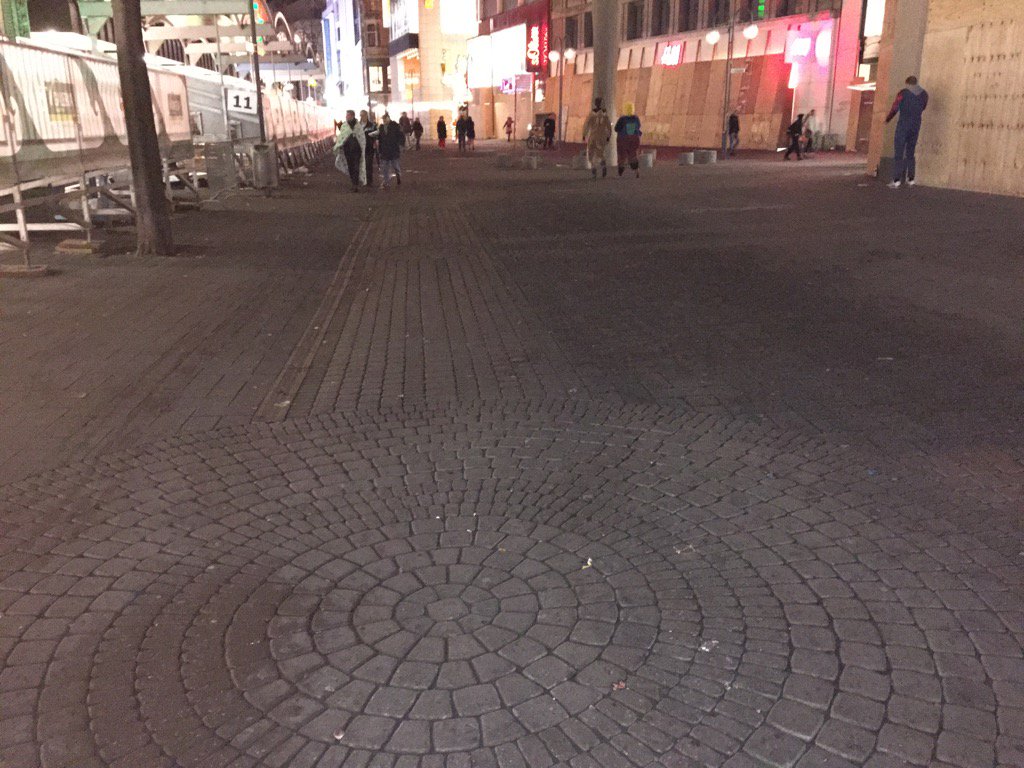 miriamsteimer's tweet photo. Der Wind fegt auch die letzten Jecken nach Hause #RoMo2016 #Köln https://t.co/fhXDPw9lwY