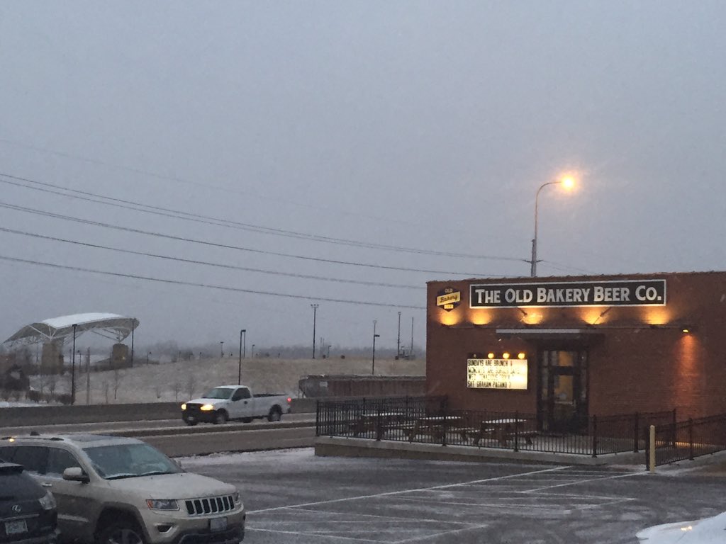 notthefakeMattU's tweet image. Business meeting. Great way to close out a Monday  @SummitDistSTL @SummitBen @OldBakeryBeer