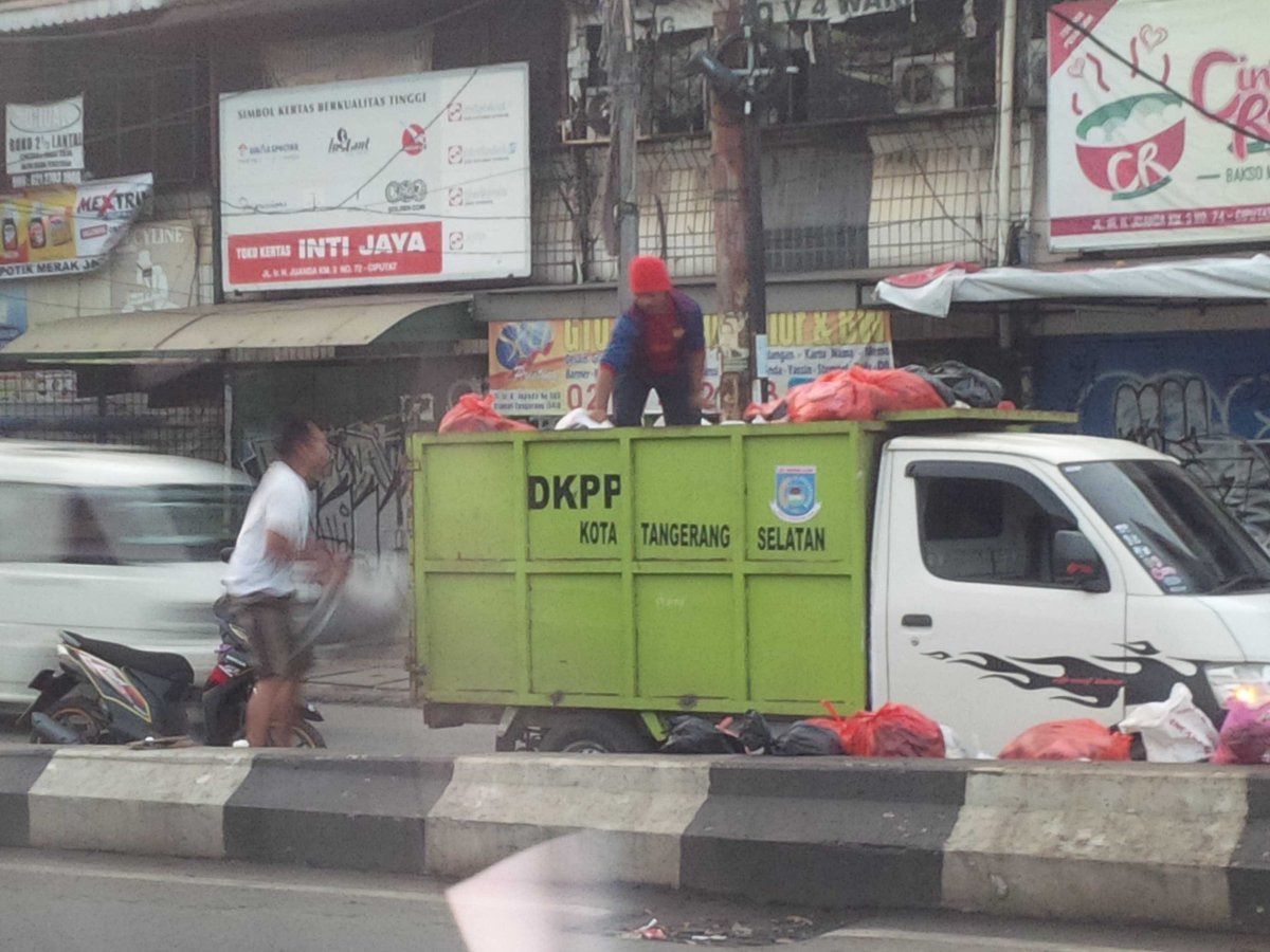masmuhib's tweet photo. Hnya diCiputat. Warga buang sampah dipembatas jln. Pagi petugas mungutin #sampahtangsel @airinrachmi @RadioElshinta https://t.co/uMH0aVs0pp