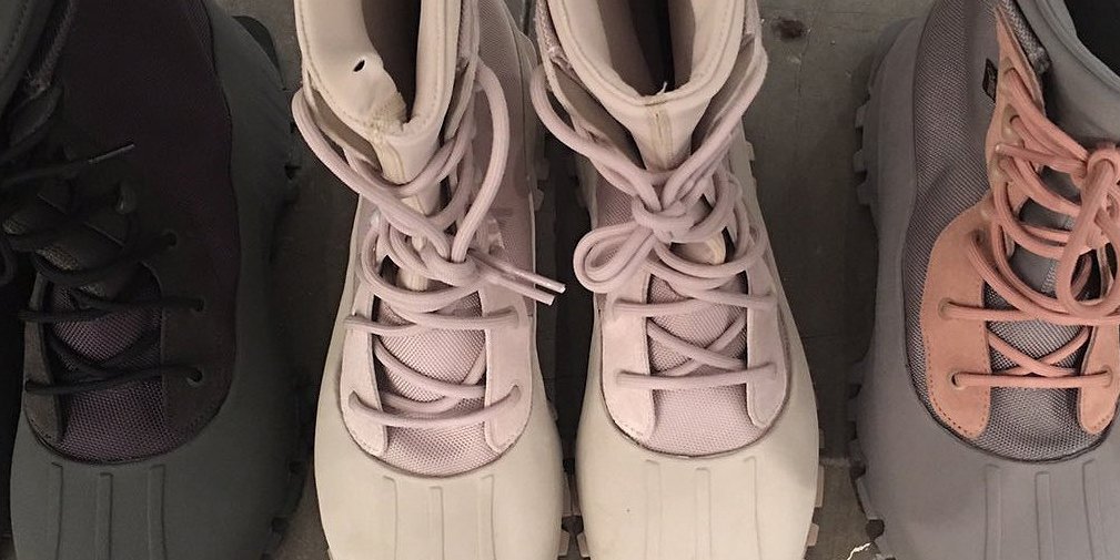 HYPEBEAST's tweet photo. .@KanyeWest previews a new silhouette: the Yeezy 1050 Boots. 
https://t.co/asUawZu4NL https://t.co/HgkLBz78fj
