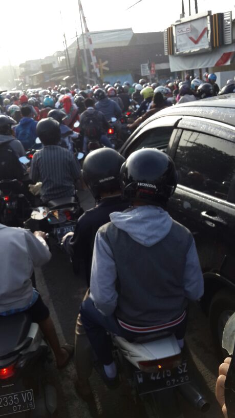 dewipuss's tweet photo. @e100ss macet di pasar larangan gak bergerak sama sekali.sudah 30 menit disini tidak bergerak https://t.co/zOgnGI63j0
