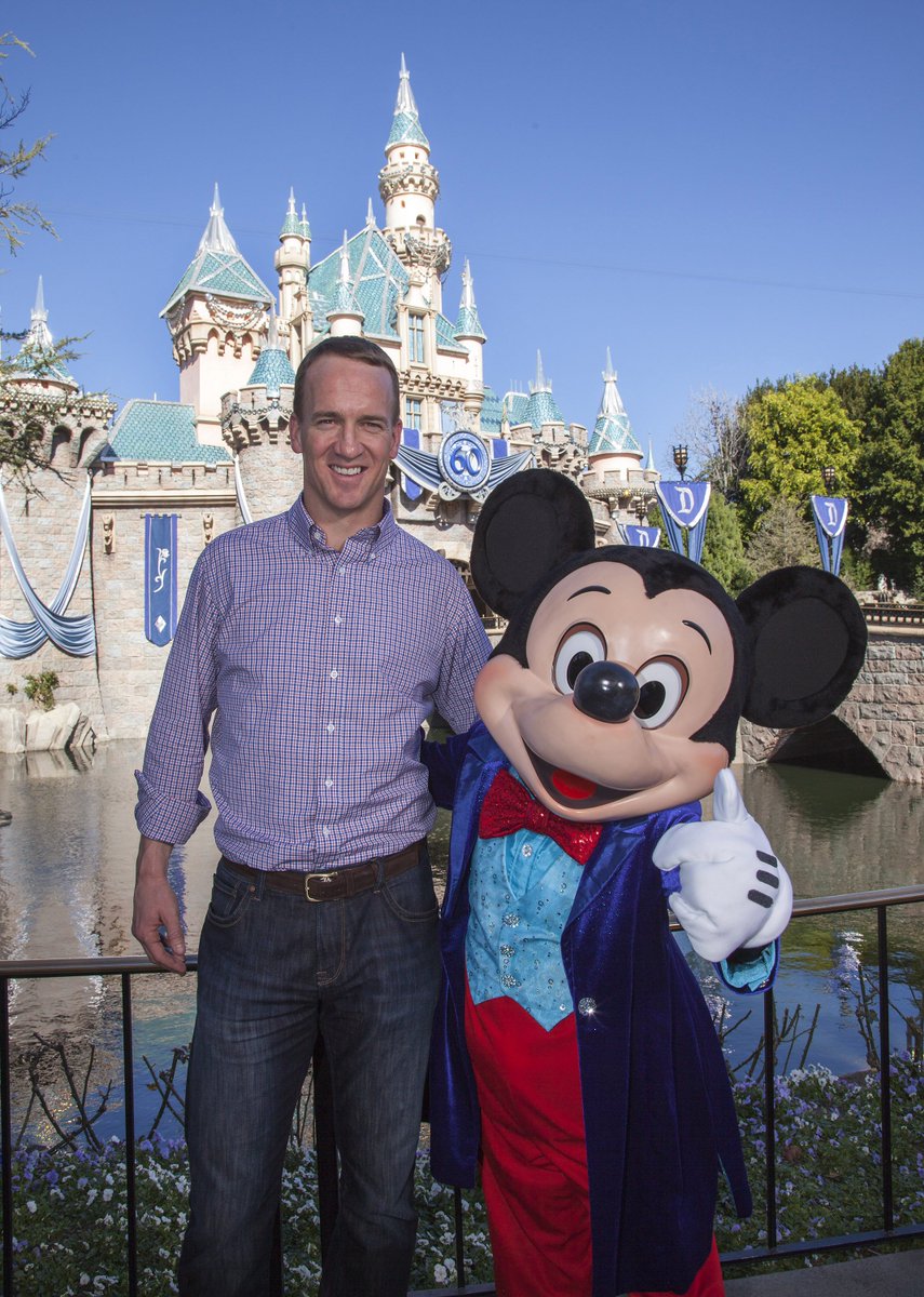Mariluscorner's tweet photo. #Disneyland #PeytonManning Celebrating in the happiest place on Earth.... Yay! #Latinblogger #Repoblogger #Bloguera https://t.co/yZDfAmpqSQ
