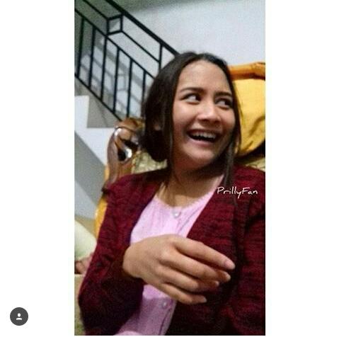 Aprilvers2's tweet photo. "Gendis sri rahayu kak ii semangat untuk shootingnya hari ini @PrillyBie  https://t.co/XLJ5BVMLW6"