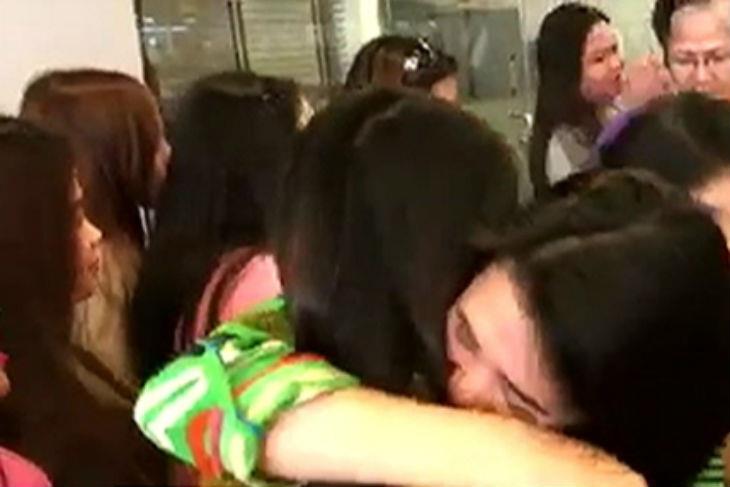 ABSCBNNews's tweet image. 21 nurse na biktima ng contract substitution sa Kuwait, pauwi na bit.ly/1PhTWfI