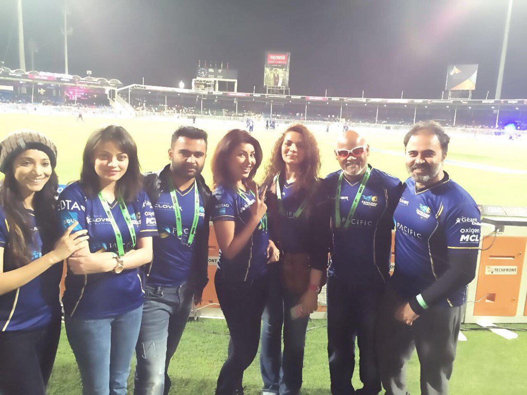 gurbina15feb's tweet photo. @imdebina @ShwetaKawaatra #Vinodkambli ji n other @CapriCommanders #samashs https://t.co/Mi9BfjtiPh