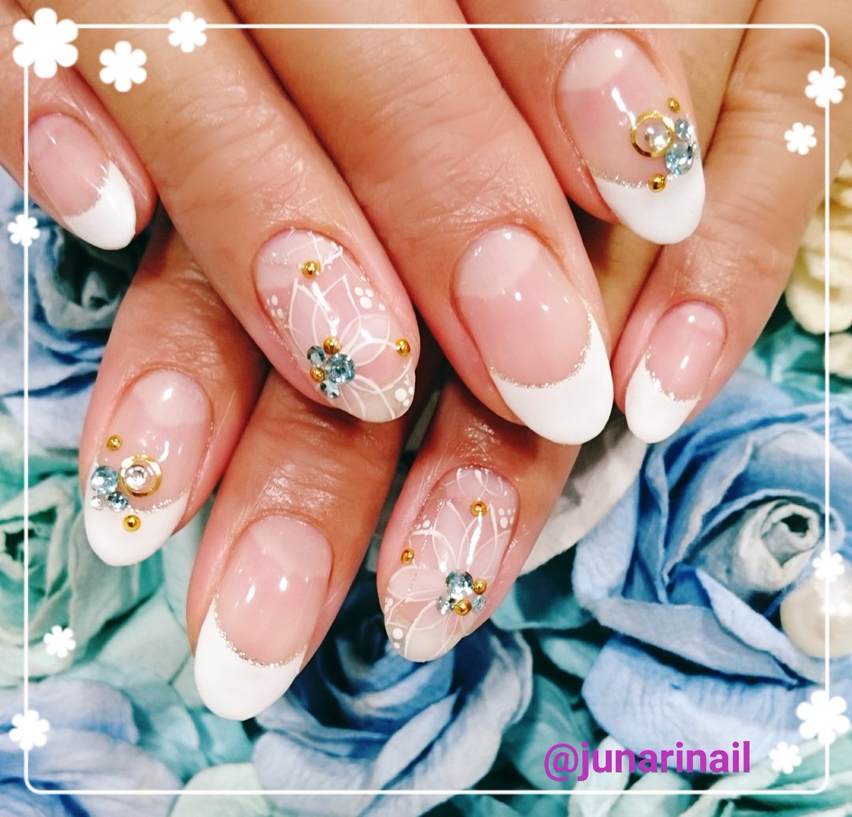 Arinail 王道の白フレンチに透明感のあるお花のアート アクセントにブルーのストーンが清潔感あってとても綺麗です ˊ ˋ 嵐ネイル 痛ネイル ジェルネイル T Co Ywyecxi5at