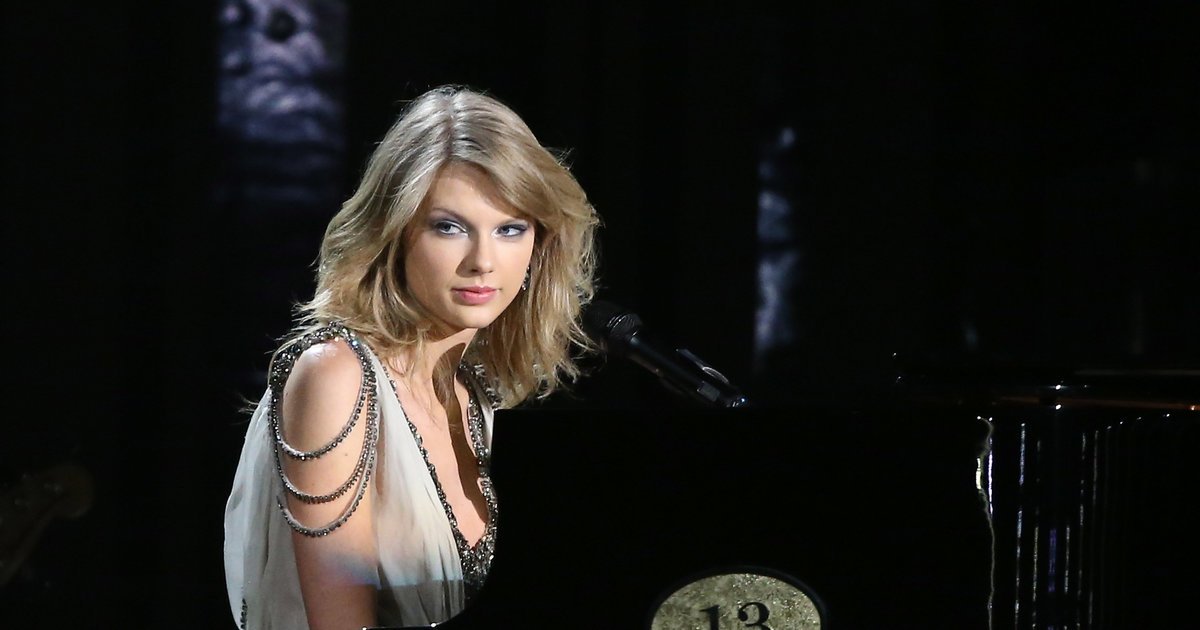 HuffPost's tweet photo. Remember what happened the last time Taylor Swift performed at the Grammys? https://t.co/7Ct7ji1VND https://t.co/MpafcM15n4