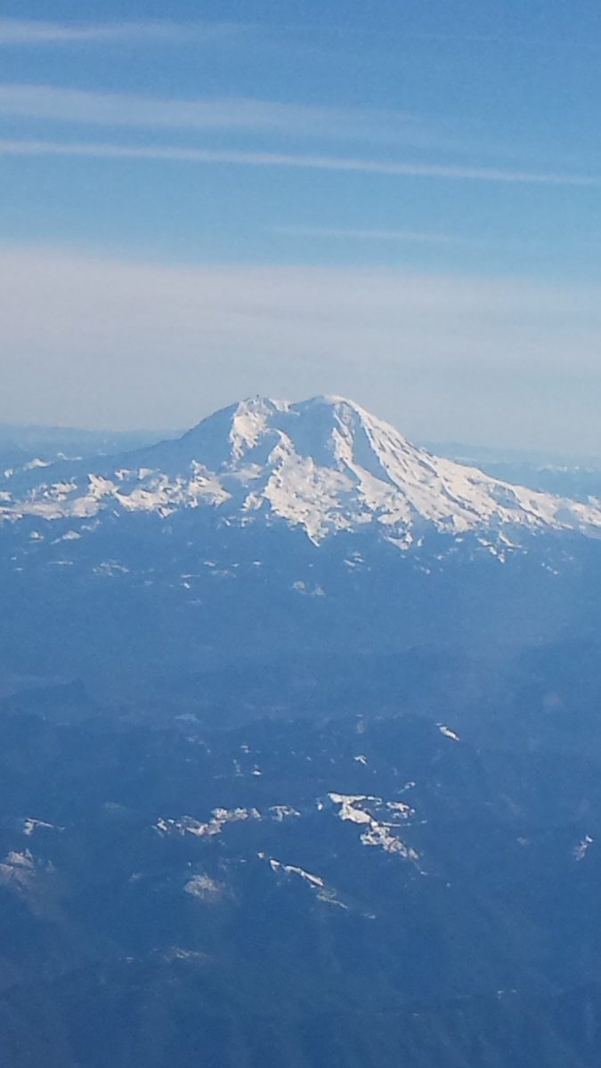 traveller1170's tweet photo. Mr.Rainier out in all his glory from 34000 feet! @AlaskaAir you provide great #MtViews https://t.co/AXw6HY10WN