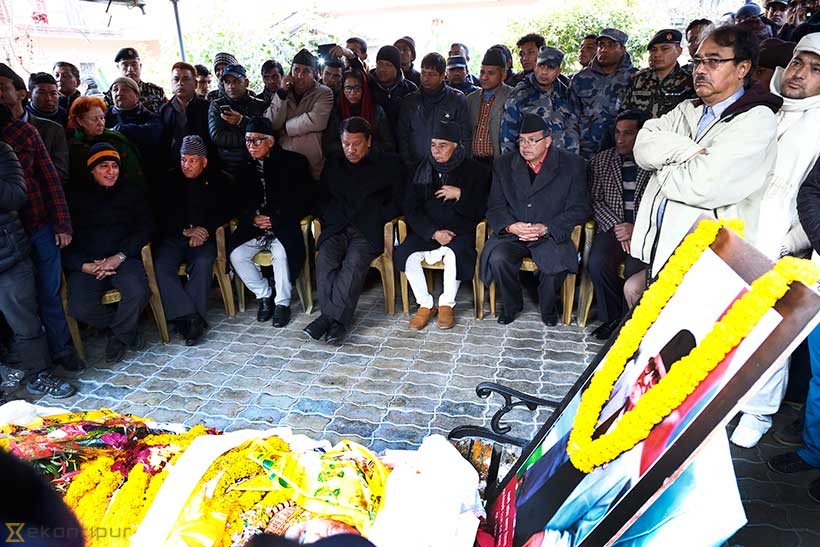 ekantipur_com's tweet image. पार्टी कार्यालय पुर्‍याइयो कोइरालाको पार्थिव शरीर (फोटो)
bit.ly/1Pia0Op