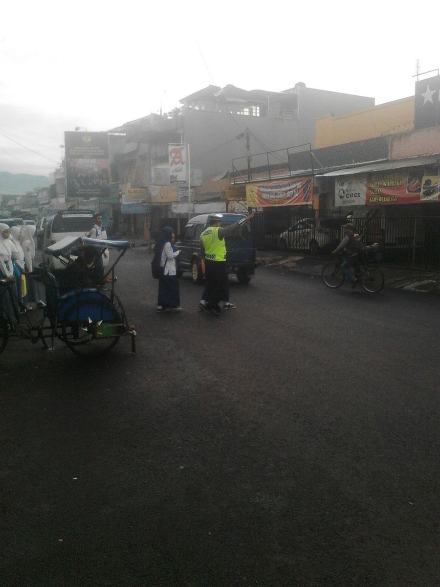 Simpang empat rsu arus lalu lintas lancar Polres tasik kota