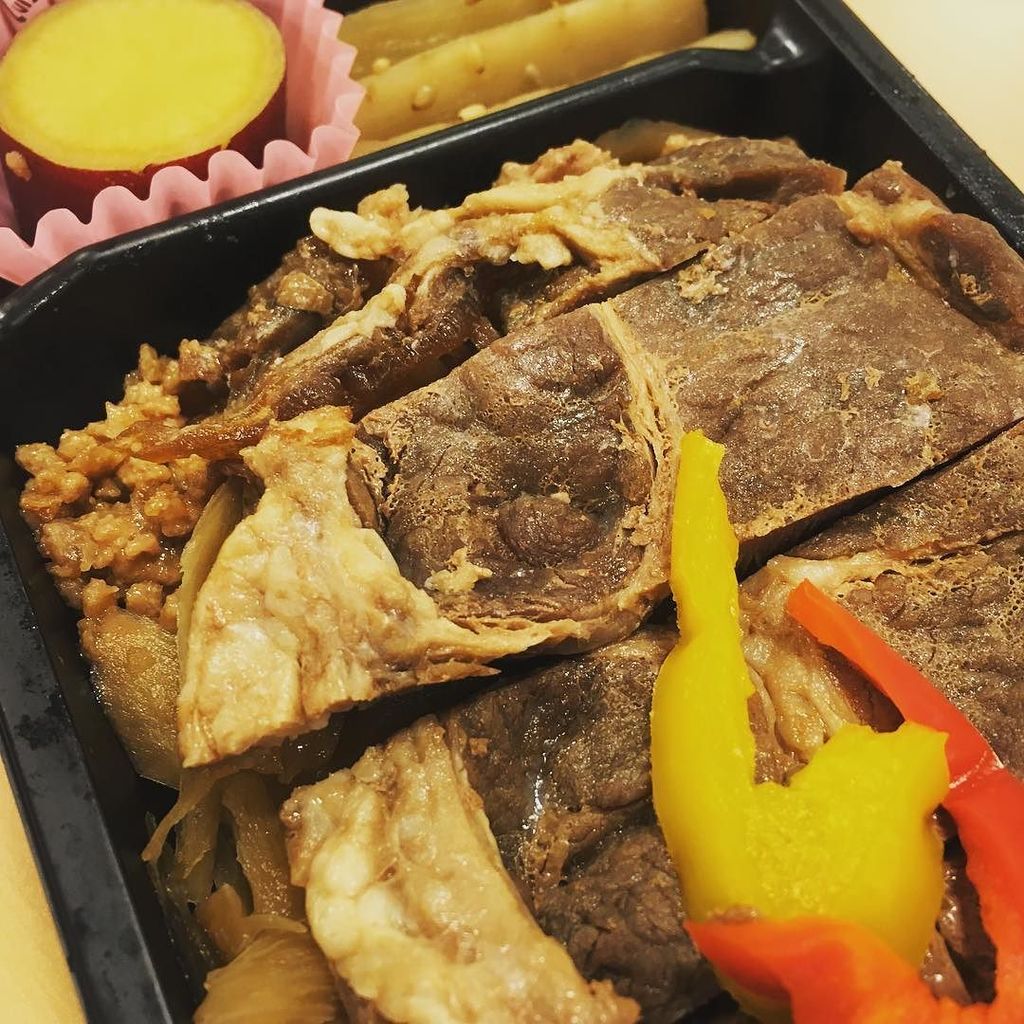 ekibenlife's tweet photo. 今日の駅弁は松栄軒「鹿児島黒豚ロースステーキ弁当」1,080円。豚のステーキが分厚くて食べ応え抜群!噛めば噛むほど黒豚の旨味が染み出てきて、とても美味しい^ ^ #駅弁 #ekib… https://t.co/QKxdEJU4ZN https://t.co/aI5HqwKIdm