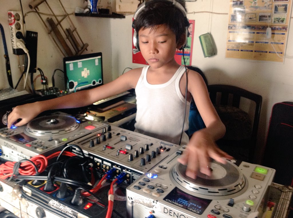 EWLab1's tweet photo. Mumpung sekolahnya banjir jadi libur, ya ngasah ilmu DJing si DJ Maliq with CDJ Denon @EWLab1 https://t.co/x1nVSGBhzK