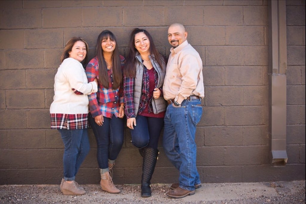 MeaganDLS1515's tweet photo. When the fam is low-key supermodels #familyphotos #kristinbednarz 😎❤️❤️❤️❤️❤️❤️ https://t.co/mA2eFqD7bf