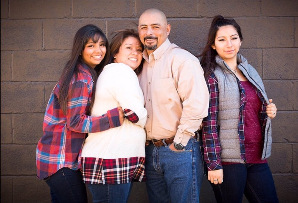 MeaganDLS1515's tweet photo. When the fam is low-key supermodels #familyphotos #kristinbednarz 😎❤️❤️❤️❤️❤️❤️ https://t.co/mA2eFqD7bf