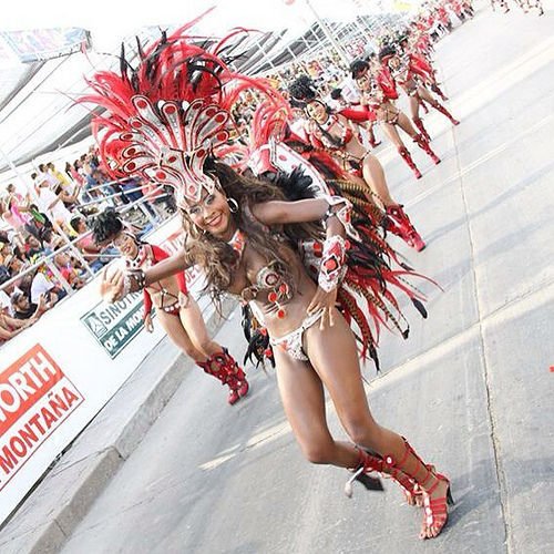 enmicolombia's tweet photo. en Instagram, @carrascalcesar publicó: GRAN PARADA DE COMPARSAS #CarrascalPhotography #CarnavalEH #Carnaval2016 #Ca… https://t.co/qTELOBOsiu