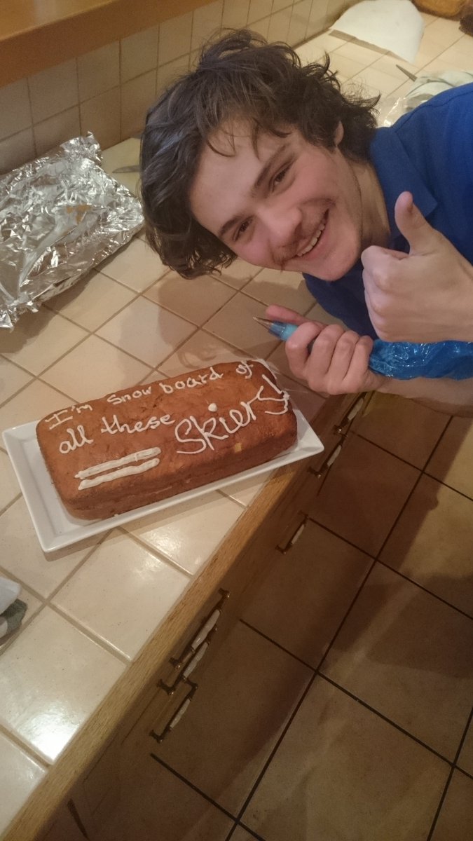 SkiBeat's tweet photo. Today's offering from Rob in Marmotton "I'm snow board of all these skiers" #cakepun #peisey #niceicing https://t.co/hQKlAhf4cO