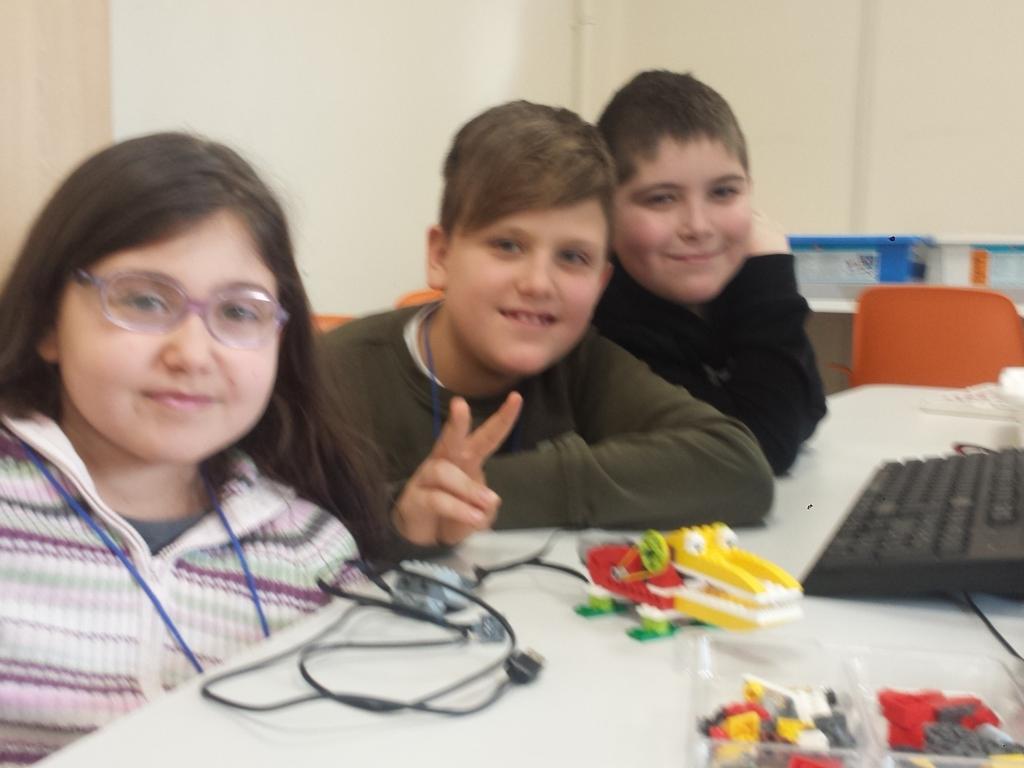 Valentina_fmd's tweet photo. i bambini della 3A IC Fellini al #roboticenter della #palastrainnovazione costruiscono il coccodrillo https://t.co/CJZUgho29y