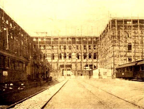Haydarpaşa Garı inşa edilirken -1907-

(Hesabı takip edip bugünkü tweetleri RT'leyen 1 kişiye <a href="/derintarih/">Derin Tarih Dergisi</a> hediye)