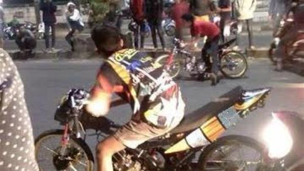 Balap Liar yang Tak Ada Habis-habisnya, Perlu Diapakan Remaja Tanggung itu? de.tk/6KznlM