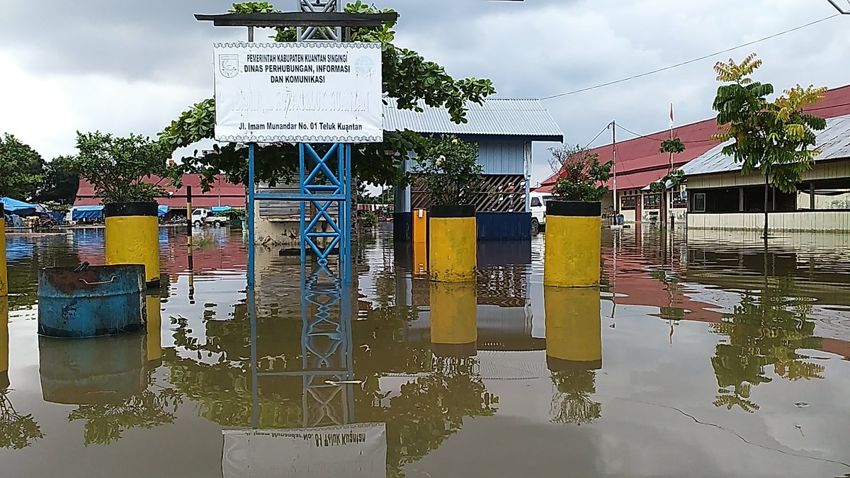 kuansingfm's tweet photo. Terminal Bus TelukKuantan terendam Banjir... #BanjirKuansing https://t.co/BnnUxvODpe